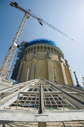 Die Dachkuppel der Befreiungshalle liegt vor dem Gebäude für Restaurierungsarbeiten am Boden. Das Dach der Befreiungshalle in Kelheim wird mit Millionenaufwand saniert.
