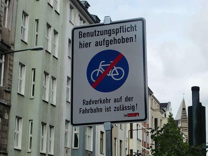 Neu: Hier darf trotz Radweg auf der Straße gefahren werden.