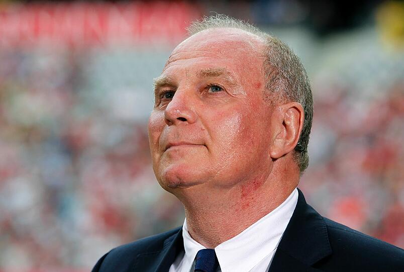 Laut Uli Hoeneß ist die "Höhenluft" nach der vergangenen Rekordsaison der größte Gegner für die Mannschaft des FC Bayern.