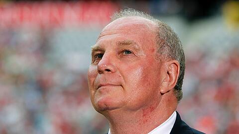 Laut Uli Hoeneß ist die "Höhenluft" nach der vergangenen Rekordsaison der größte Gegner für die Mannschaft des FC Bayern.