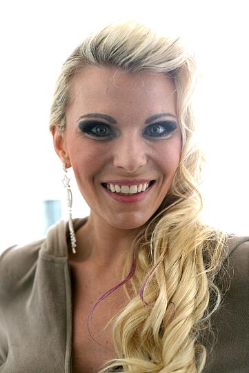 Aische Pervers: Für das Shooting hat sie ordentlich Make-Up aufgeladen.