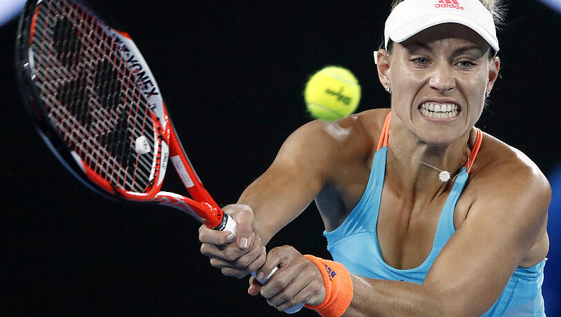 Angelique Kerber schlägt eine Rückhand gegen ihre Gegenspielerin Coco Vandeweghe (nicht im Bild) im Achtelfinale der Australian Open. Angelique Kerber schlägt eine Rückhand gegen ihre Gegenspielerin Coco Vandeweghe (nicht im Bild) im Achtelfinale der Australian Open.
