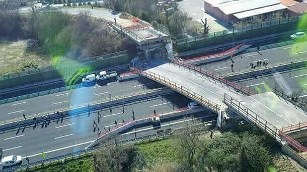 In der Nähe von Ancona ist eine Brücke auf eine Autobahn gestürzt. Zwei Menschen kamen ums Leben. Die dramatischen Bilder von der Unglücksstelle.