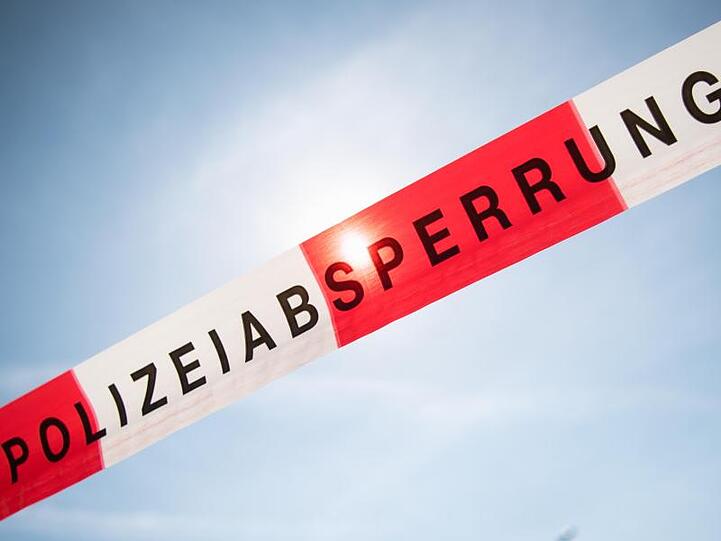 Eine Flatterband mit der Aufschrift Polizeiabsperrung weht im Wind. Foto: Matthias Balk/Archiv