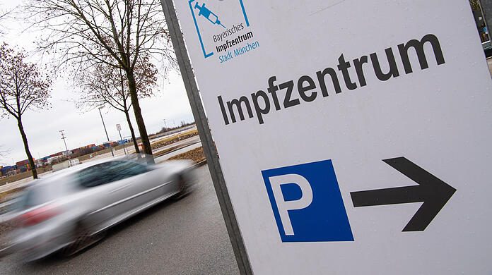 Im Impfzentrum in Riem gibt es eine separate "Impfstraße" für Astrazeneca, auch das Anmeldesystem musste angepasst werden.