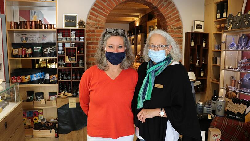 Cornelia Nagel (l.) und Marga Ebersberger vom Männerladen haben schnell reagiert, als das Wasser kam, und damit Schlimmeres verhindert. Cornelia Nagel (l.) und Marga Ebersberger vom Männerladen haben schnell reagiert, als das Wasser kam, und damit Schlimmeres verhindert.