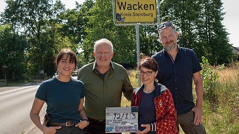 Ein neuer Fall führt das "Tatort"-Team Borowski (Axel Milberg, 2.v.l.) und Sahin (Almila Bagriacik, li.) nach Wacken.