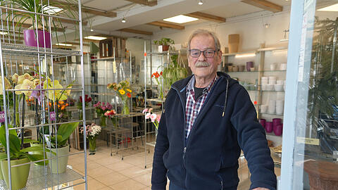 Die letzten Blumen in Töpfen und Vasen: Florist Gustl Baur (73) ist ohne Nachfolger. Das Sendlinger Traditionsgeschäft Blumen Baur schließt Ende des Jahres.