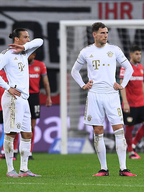 Schwer gefrustet: Die Bayern um Leroy Sané (l.) und Leon Goretzka verlieren in Leverkusen das Spiel – und damit auch endgültig die Tabellenführung an den BVB. Für Bayer trifft Palacios doppelt vom Punkt