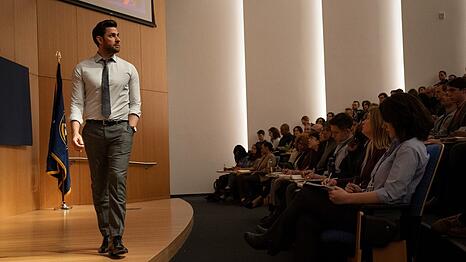 Zweite Staffel von "Tom Clancy's Jack Ryan": John Krasinski spricht als Jack Ryan mit Studenten &uuml;ber Venezuela.