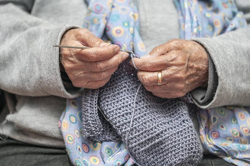 Die Häkeleien aus Heimarbeit regelmäßig bei Ebay verkaufen? Da hat man schon ein Gewerbe.