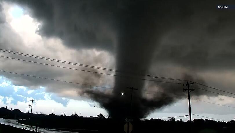 Oklahoma liegt mitten in der "Tornado Alley" (deutsch etwa: Tornado-Gasse), wo h&auml;ufig Wirbelwinde entstehen - nun fegte wieder ein gro&szlig;er grauer Tornado-Trichter durch Teile des Bundesstaates.