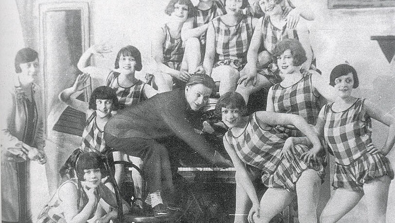 Peter Kreuder und die &bdquo;Tiller Girls&ldquo; im Jahr 1921.