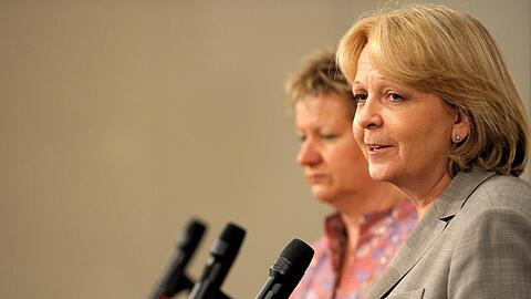 Lässt sich SPD-Landeschefin Hannelore Kraft (r) an die Spitze einer rot-grünen Minderheitsregierung wählen? Grünen-Faktionschefin Sylvia Löhrmann (l) spricht sich dafür aus.