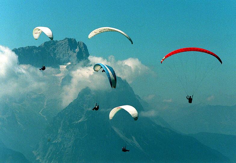 Gleitschirmflieger vor dem Zugspitzmassiv.