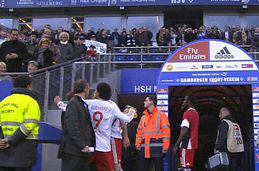 Schon öfters wurde Paolo Guerrero verhaltensauffällig: Im April 2010 warf der HSV-Spieler eine Trinkflasche in Richtung eines Fans auf der Tribüne.