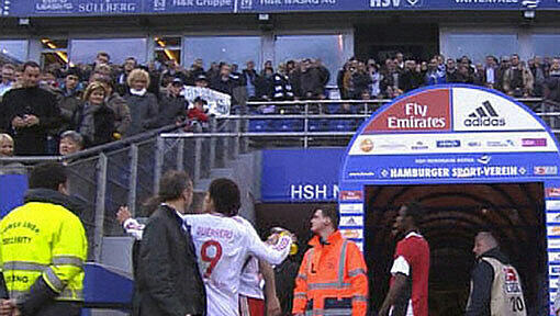 Schon öfters wurde Paolo Guerrero verhaltensauffällig: Im April 2010 warf der HSV-Spieler eine Trinkflasche in Richtung eines Fans auf der Tribüne. Schon öfters wurde Paolo Guerrero verhaltensauffällig: Im April 2010 warf der HSV-Spieler eine Trinkflasche in Richtung eines Fans auf der Tribüne.