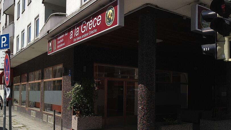 Das Pleite-Restaurant "a la Gréce" in der Luisenstraße 75 von außen. Rein kommen die Kunden sowieso nicht mehr. Das Pleite-Restaurant "a la Gréce" in der Luisenstraße 75 von außen. Rein kommen die Kunden sowieso nicht mehr.