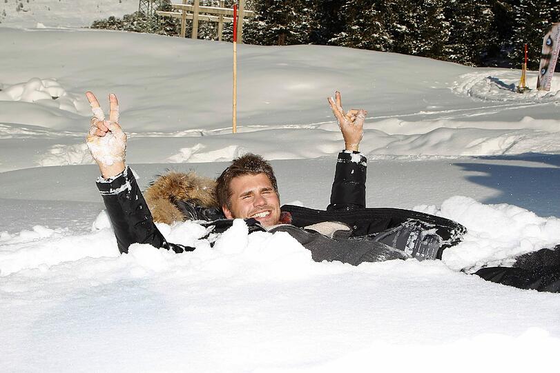Schnee-Action pur beim 4. Tirol Cross Mountain in Kühtai: Schauspieler Thore Schölermann lässt sich fotogen in den Schnee fallen.