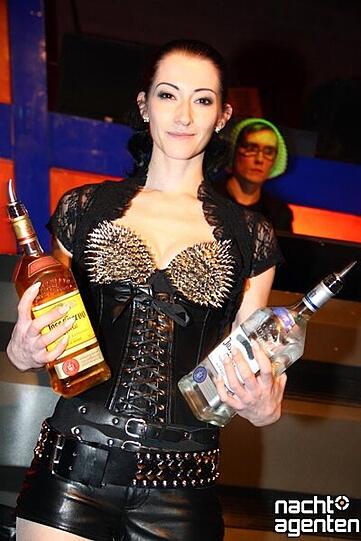 Ausgelassen und mit viel hartem Alkohol präsentierte sich "roxx - Münchens neue Kult-Rock-Partyreihe". Mehr Bilder unter: www.nachtagenten.de