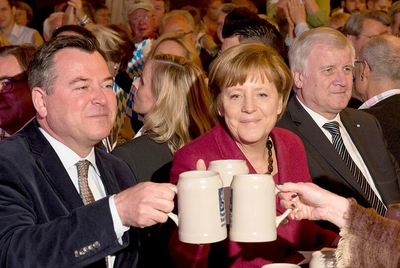 Josef Schmid und Angela Merkel stoßen auf den Endspurt im Münchner OB-Wahlkampf an.