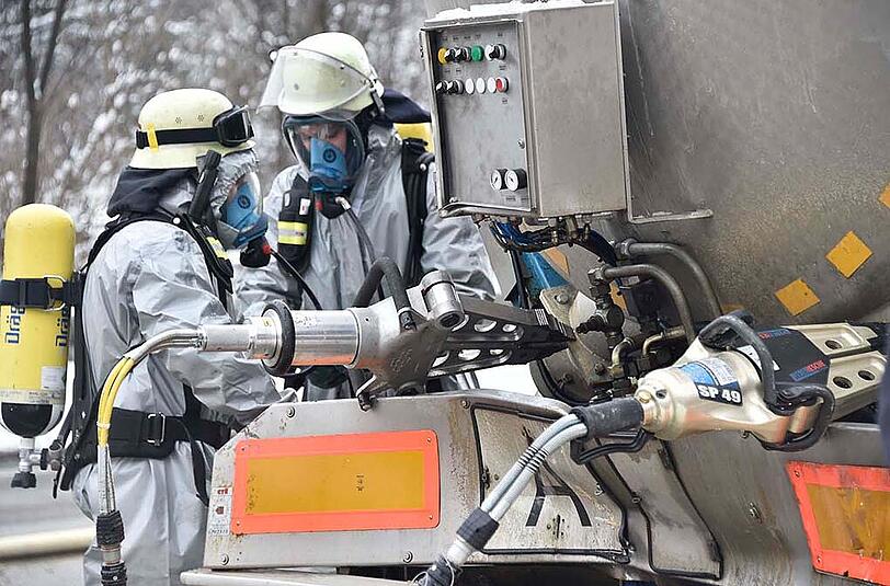 Bilder vom Unfall auf der A99: Mehrere Hundert Liter einer Abfall-Flüssigkeit sind ausgelaufen &ndash; die Autobahn musste zeitweise komplett gesperrt werden.