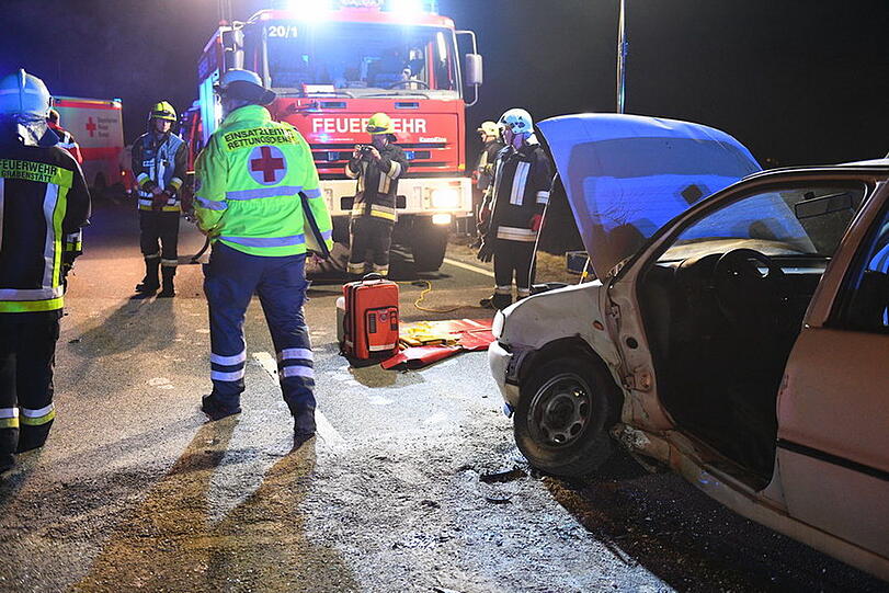Beim Unfall in Grabenstätt erlitten drei Personen Verletzungen. Die Bilder von der Landstraße.