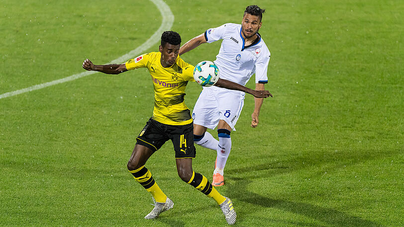 Am 1. August verlor Borussia Dortmund im Trainingslager in Altach/Österreich ein Testspiel gegen Atalanta Bergamo mit 0:1. Links der Dortmunder Alexander Isak, rechts Bergamos Jose Luis Palomino.