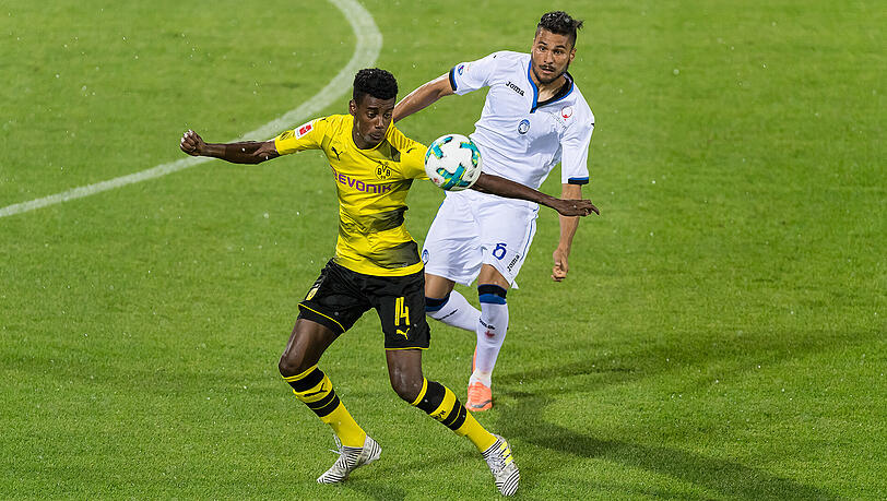 Am 1. August verlor Borussia Dortmund im Trainingslager in Altach/Österreich ein Testspiel gegen Atalanta Bergamo mit 0:1. Links der Dortmunder Alexander Isak, rechts Bergamos Jose Luis Palomino. Am 1. August verlor Borussia Dortmund im Trainingslager in Altach/Österreich ein Testspiel gegen Atalanta Bergamo mit 0:1. Links der Dortmunder Alexander Isak, rechts Bergamos Jose Luis Palomino.