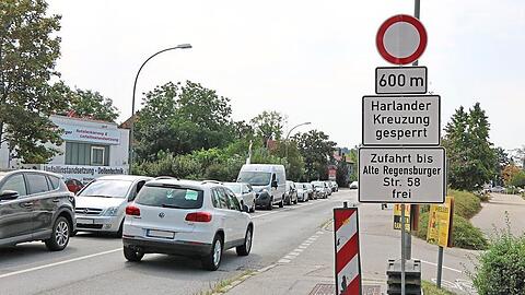 Verkehrsschilder versuchen noch, die Fahrer vor der Sperrung am Ende der Alten Regensburger Straße zu warnen.