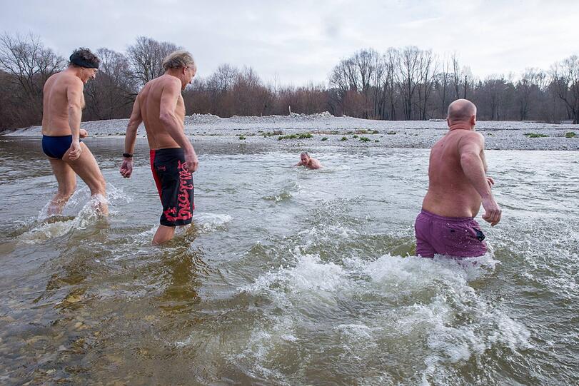 Nur nicht drängeln: Nur Wenige nehmen am Isar-Anschwimmen teil. Bei den eisigen Temperaturen ist das wenig verwunderlich.
