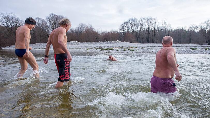 Nur nicht drängeln: Nur Wenige nehmen am Isar-Anschwimmen teil. Bei den eisigen Temperaturen ist das wenig verwunderlich. Nur nicht drängeln: Nur Wenige nehmen am Isar-Anschwimmen teil. Bei den eisigen Temperaturen ist das wenig verwunderlich.