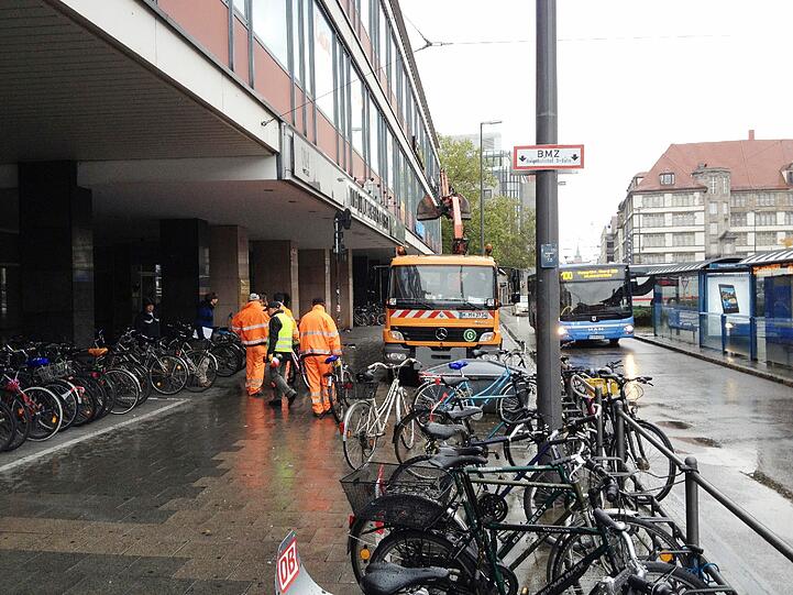 Hier an der Arnulfstraße räumt die Stadt alte Schrottradl ab, die im Weg stehen.