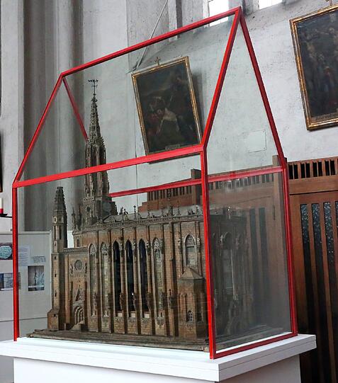Bei der Jubiliäums-Ausstellung ist dieses stattliche, wenn auch nicht ganz originalgetreue Modell der Kirche zu sehen. Normalerweise steht es im Diözesanmuseum in Freising.