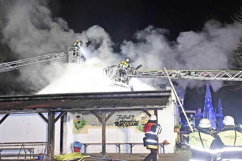 Während der Weihnachtsfeier des FC Teutonia München brach im Vereinsheim Feuer aus. Die Bilder.