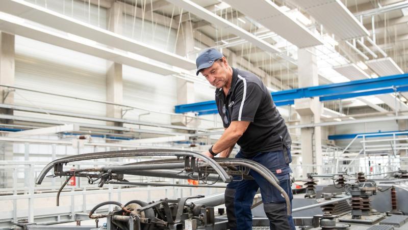 Klaus David, Elektriker in Rente bei der Deutschen Bahn, prüft auf einer Lokomotive im Nürnberger Bahnwerk den Stromabnehmer. Klaus David, Elektriker in Rente bei der Deutschen Bahn, prüft auf einer Lokomotive im Nürnberger Bahnwerk den Stromabnehmer.