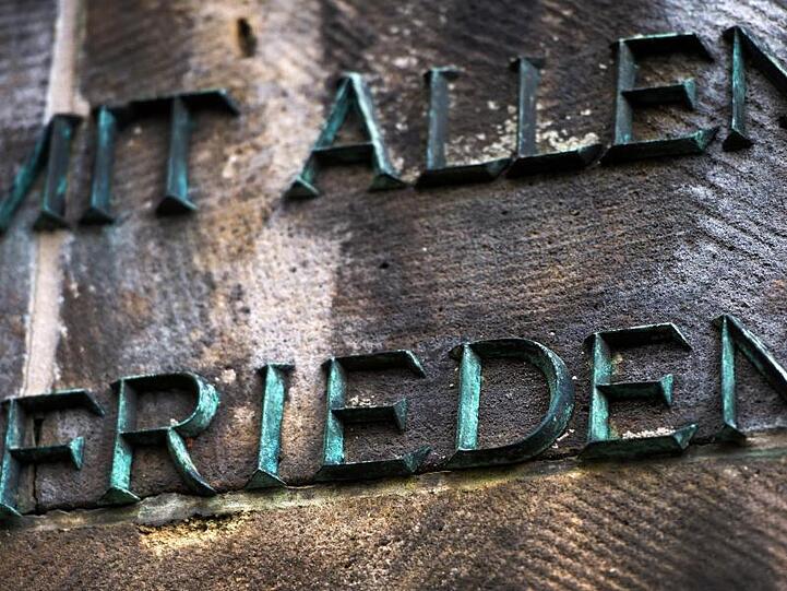 Am Mahnmal auf dem Sowjetischen Garnisonsfriedhof in Dresden. Mit Kranzniederlegungen und Gedenkveranstaltungen wird am Freitag vielerorts an das Ende des Zweiten Weltkrieges vor 75 Jahren erinnert.