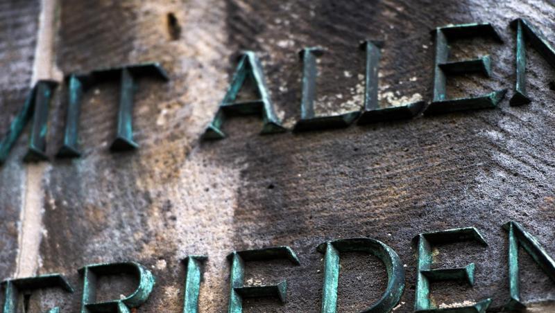 Am Mahnmal auf dem Sowjetischen Garnisonsfriedhof in Dresden. Mit Kranzniederlegungen und Gedenkveranstaltungen wird am Freitag vielerorts an das Ende des Zweiten Weltkrieges vor 75 Jahren erinnert. Am Mahnmal auf dem Sowjetischen Garnisonsfriedhof in Dresden. Mit Kranzniederlegungen und Gedenkveranstaltungen wird am Freitag vielerorts an das Ende des Zweiten Weltkrieges vor 75 Jahren erinnert.
