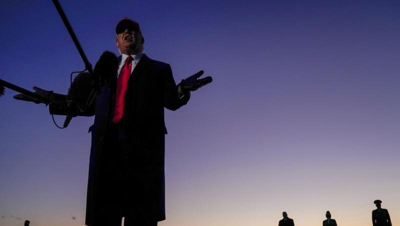 US-Präsident Trump spricht mit Journalisten bei seiner Ankunft am Hickory Regional Airport im US-Bundesstaat North Carolina.