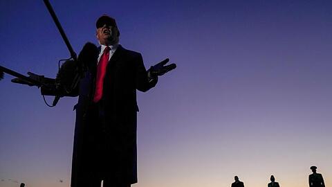 US-Präsident Trump spricht mit Journalisten bei seiner Ankunft am Hickory Regional Airport im US-Bundesstaat North Carolina.