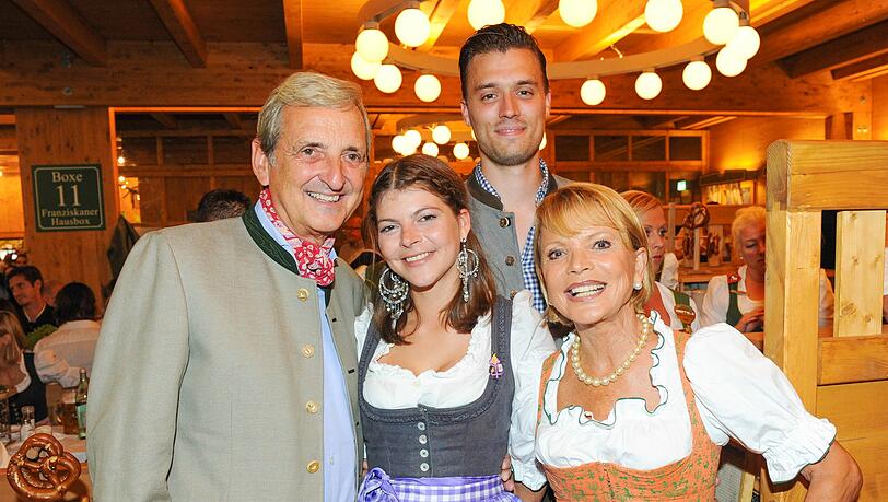 Uschi Glas mit Mann Dieter Hermann sowie Julia Tewaag mit Mann Tobias Frank auf der Wiesn 2016. Uschi Glas mit Mann Dieter Hermann sowie Julia Tewaag mit Mann Tobias Frank auf der Wiesn 2016.