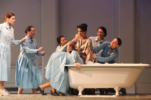 Frauen-Power nach Verdi-Art: Königstochter Amneris (Jordanka Milkova) versucht die Rivalin Aida (Mardi Byers) zu ersäufen &ndash; aber da greifen die Putzfrauen ein.