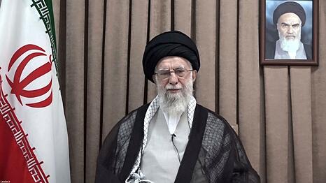 Der iranische Revolutionsführer Ali Chamenei hat in einer Ansprache die Forderung nach einer Kapitulation zurückgewiesen.