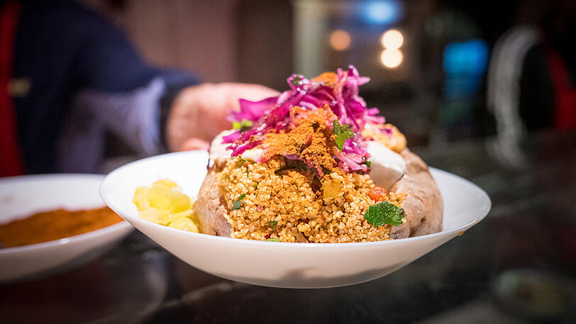 Von deftig-würzig bis exotisch-süß – die Tollwood Gastronomie ist so vielfältig wie das Festival selbst. Von deftig-würzig bis exotisch-süß – die Tollwood Gastronomie ist so vielfältig wie das Festival selbst.