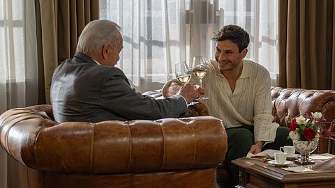 Werner (Dirk Galuba, links) macht Massimo (Jaime Ferkic) zum Sommelier am F&uuml;rstenhof.