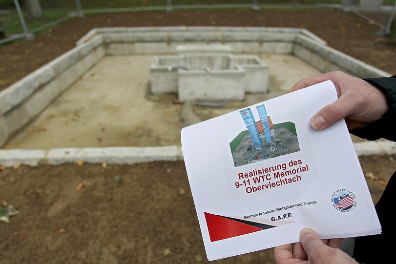 Auf einer Skizze ist das Denkmal für den 11. September 2001 der Gemeinde vor der noch bestehenden Baustelle zu sehen. Das "9-11 WTC Memorial" in Oberviechtach wird zusätzlich mit einem original Stahlträger des World Trade Center bestückt werden. Nach Angaben der Initiatoren erhält die Kleinstadt im Landkreis Schwandorf als einziger Ort in Deutschland ein Stück der zerstörten Zwillingstürme.