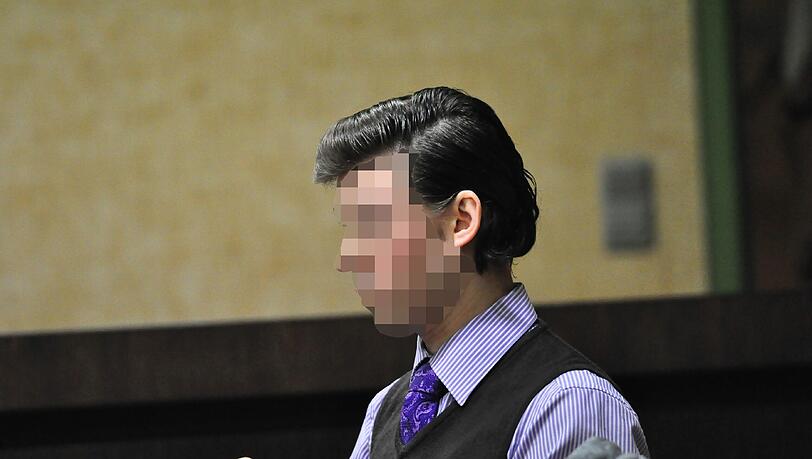 Altenpfleger Oleg D. (25) auf der Anklagebank im Münchner Amtsgericht. Er streitet die Vorwürfe ab. Altenpfleger Oleg D. (25) auf der Anklagebank im Münchner Amtsgericht. Er streitet die Vorwürfe ab.