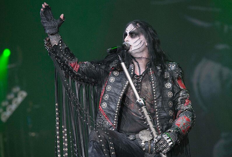 Auf der Bühne geht es mit der norwegischen Band Dimmu Borgir weiter.