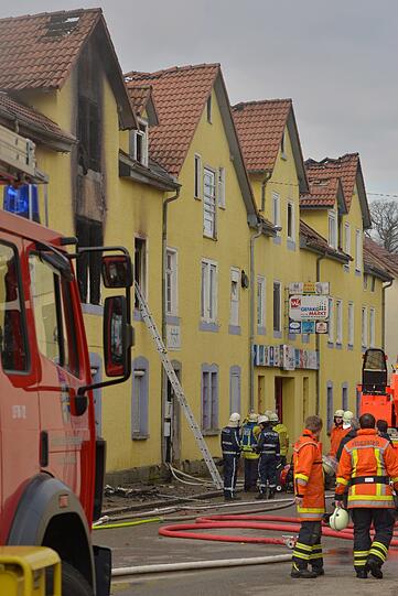 In den Flammen kamen mindestens acht Menschen ums Leben. Die Bilder von den Löscharbeiten.