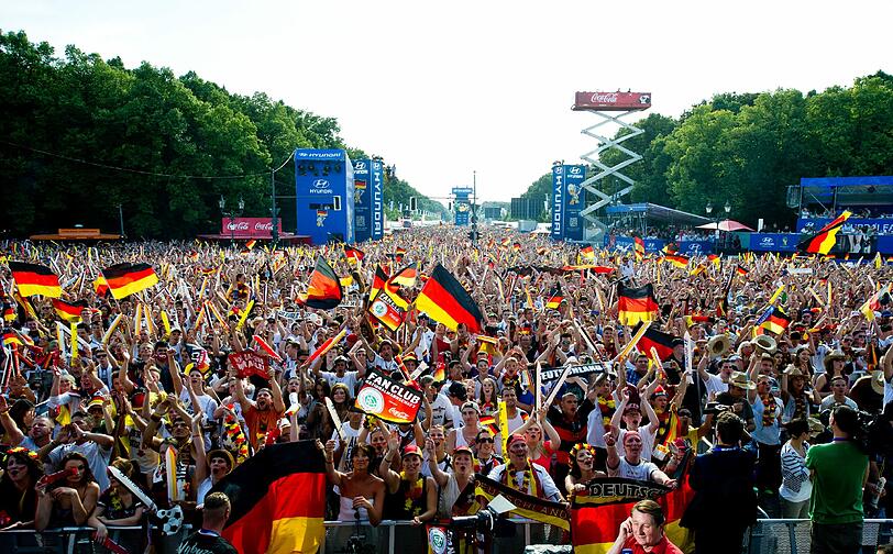 Seit 2006 ist die Fanmeiel in Berlin Anziehungspunkt für tausende Fußballverrückte Fans!